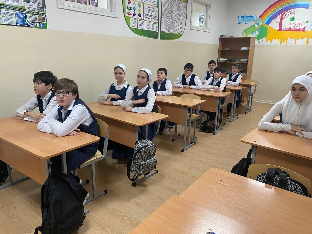 Учебная Неделя в нашей школе традиционно началась с торжественной линейки с церемонией ...