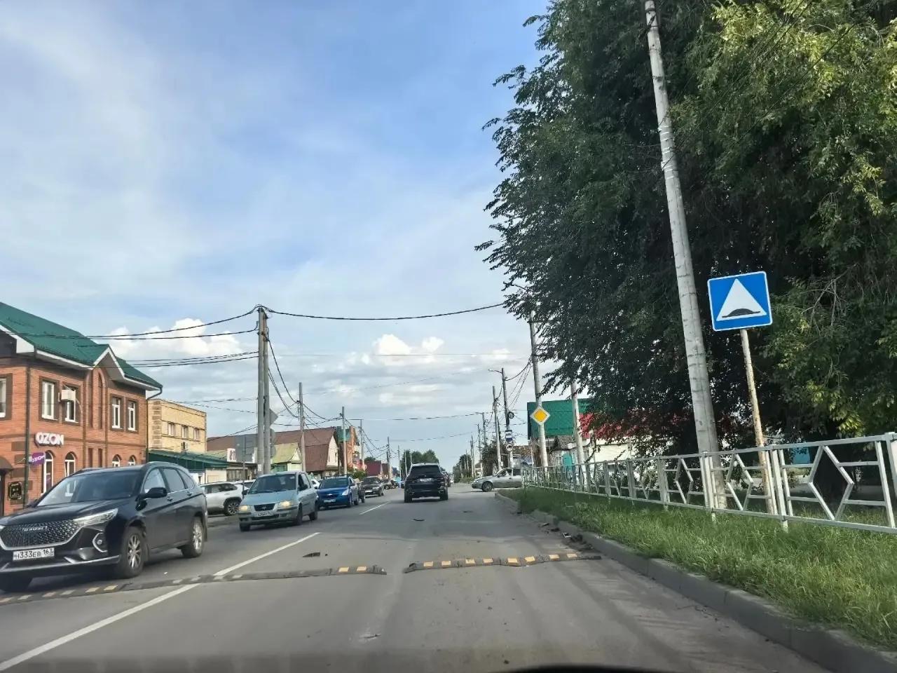 Кто принимает решение об установке "лежачих полицейских" на дороге общего пользования?

Естественно,