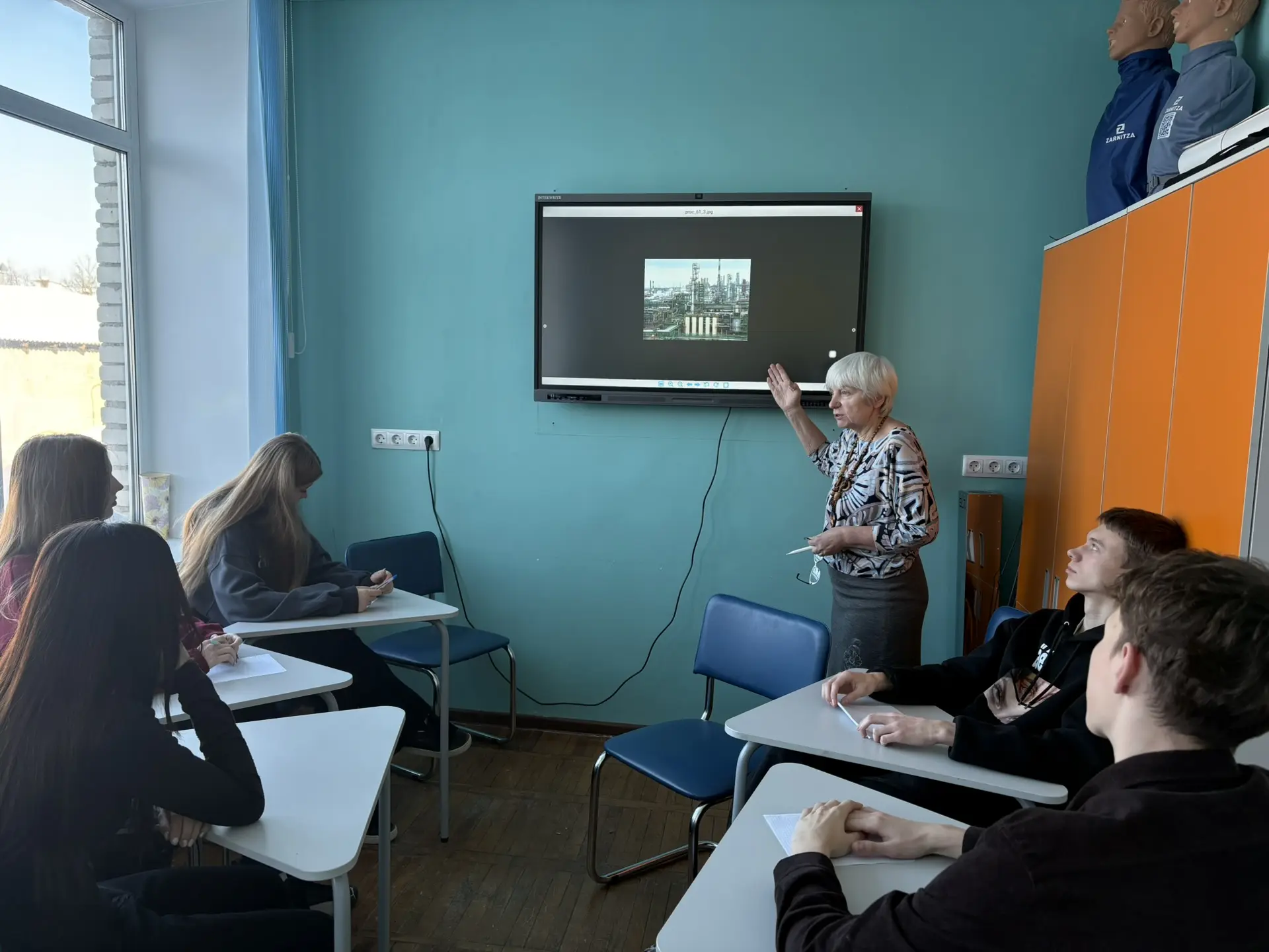 Активно проходят в нашей школе события ко Дню Российской  Науки🦠🧬  Учащиеся химико-биологического мо