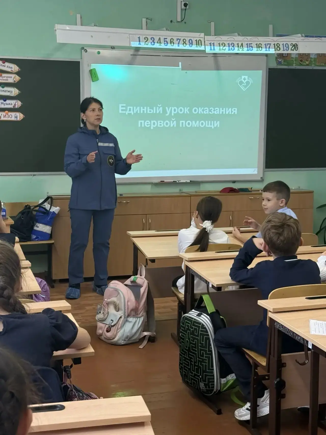 30 сентября во 2Б классе прошёл "Единый урок первой помощи". Его провела психолог МЧС П...