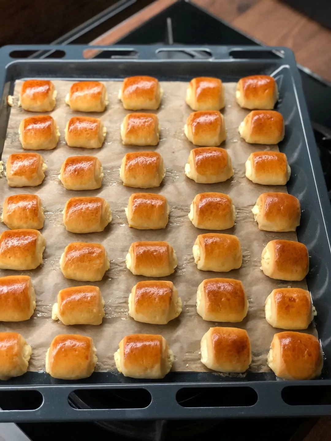 Дрожжевые булочки с творогом и глазурью🥐 Получаются очень вкусные, и простые в приготовлении😍  Из од
