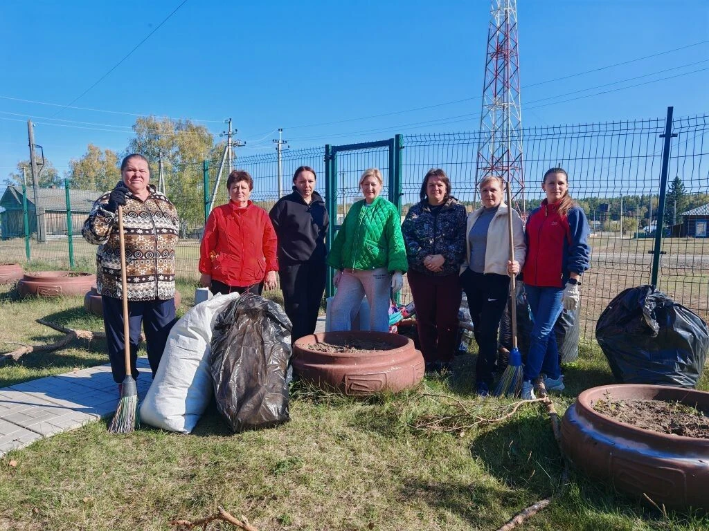 В парке культуры и отдыха села Нижнекаменка состоялся осенний субботник. Благодаря совм...