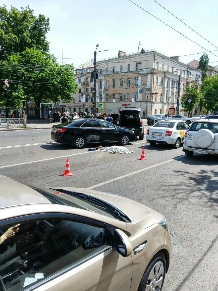 Водитель джипа пронесся на красный и насмерть сбил пенсионера на Плехановской. Сила уда...