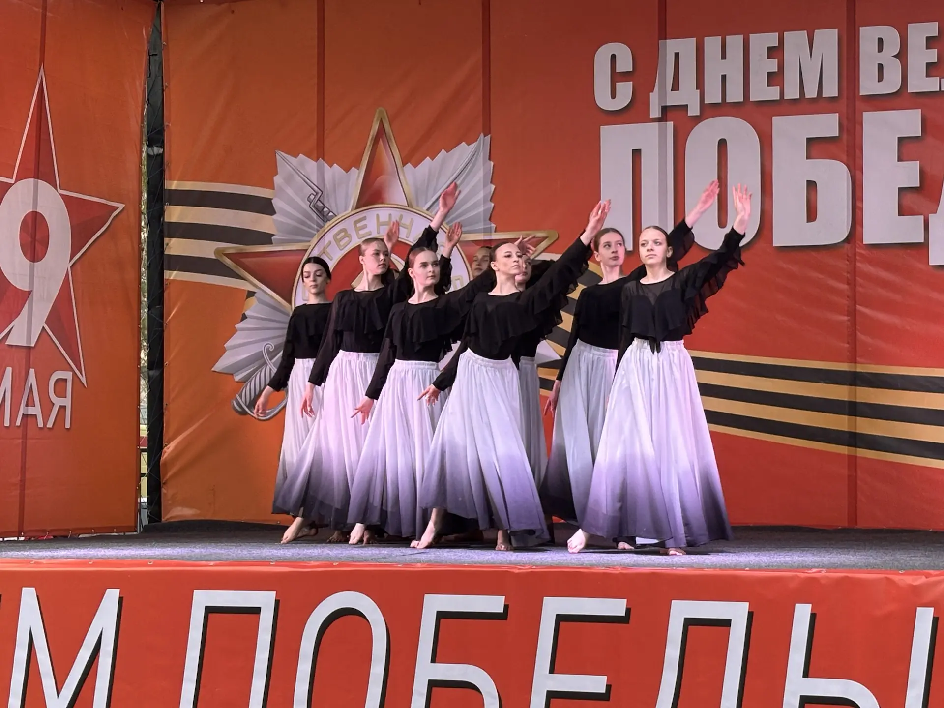 Праздничный концерт ко Дню Победы прошёл на площади «Центральная»!  ⭐️ В честь 9 Мая звучали песни в