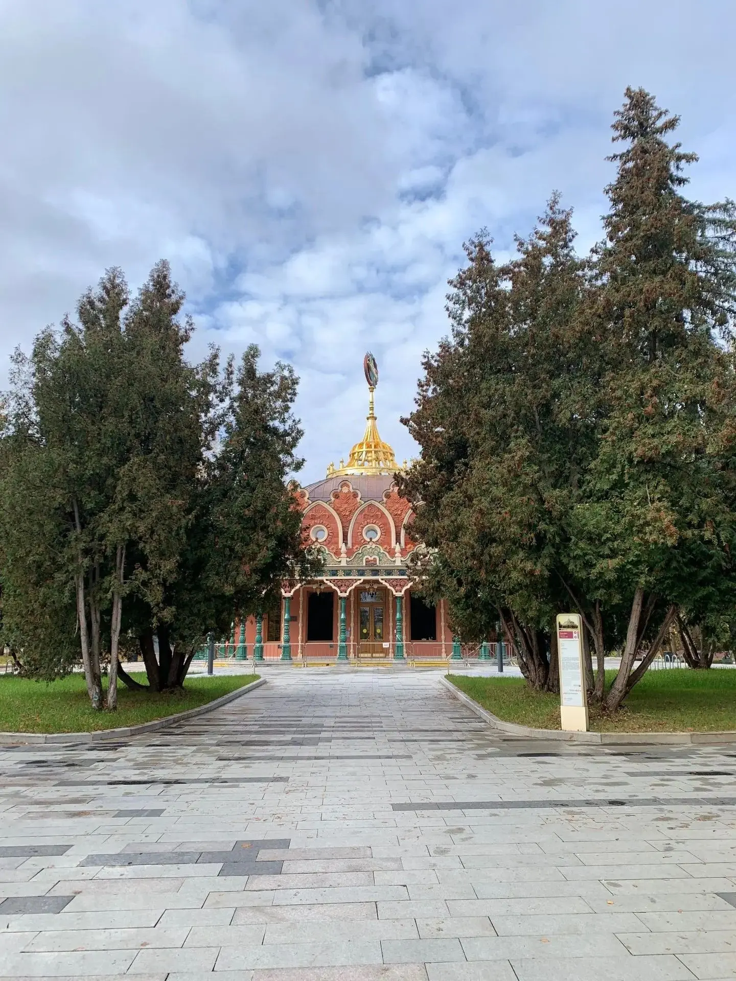 Павильон № 35 «Главтабак» — один из самых необычных и миниатюрных павильонов ВДНХ. Его ...