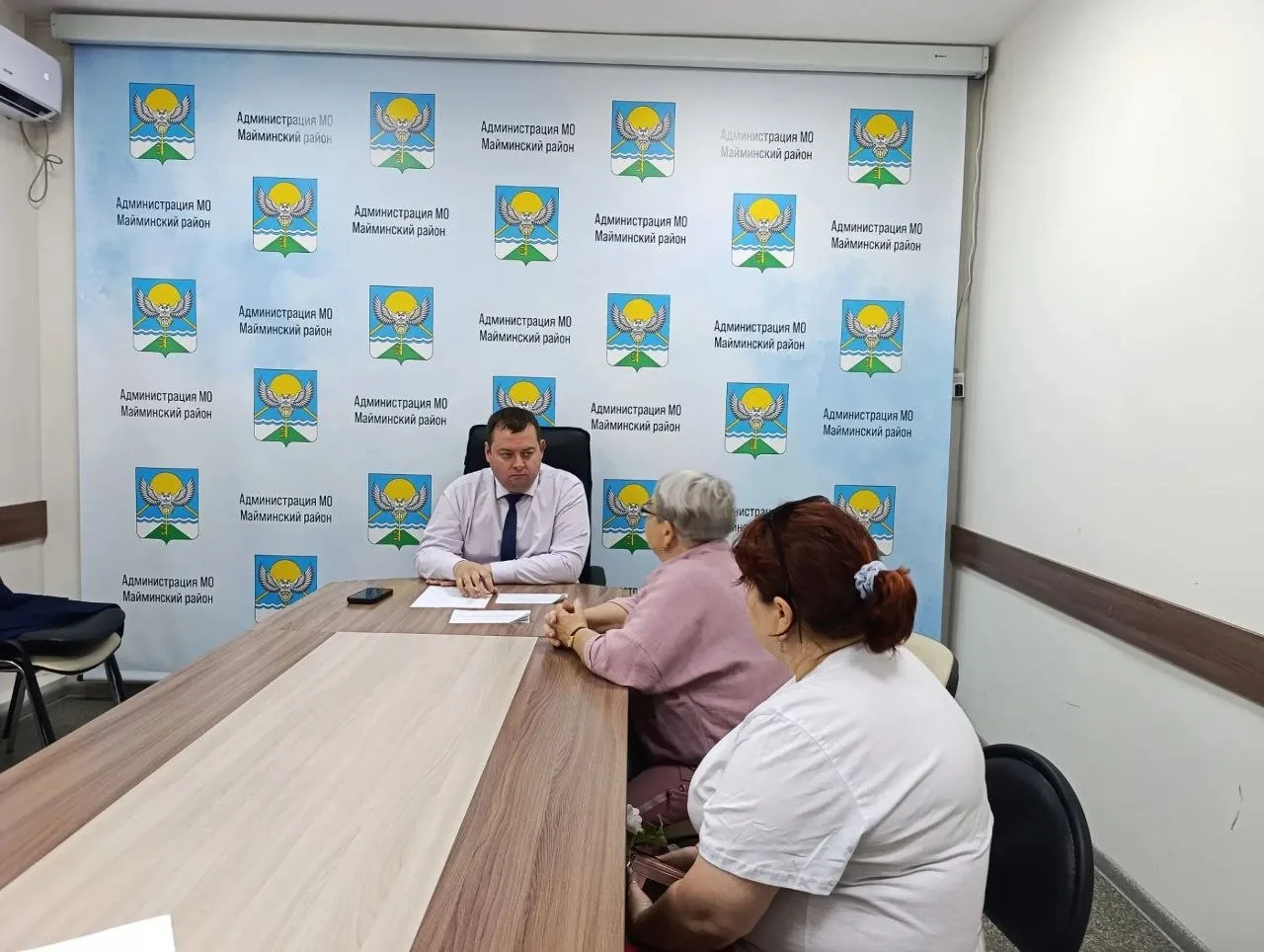 Глава Майминского района Петр Громов провел традиционный прием граждан. Жители Майминского и Кызыл-О