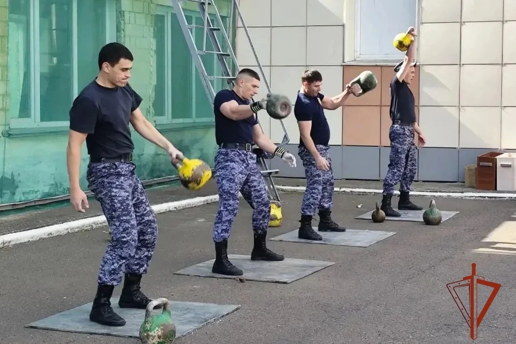 Сотрудники Росгвардии из Лесосибирска возглавили командный зачёт на гиревом турнире