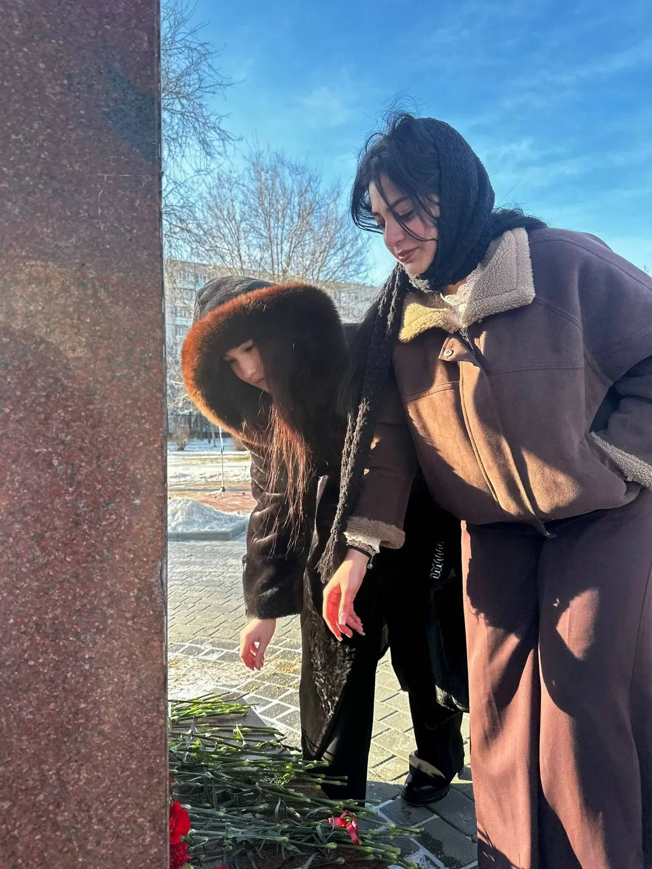 Возложение цветов к памятнику М. С. Шумилову: дань памяти героям Великой Отечественной войны2 феврал