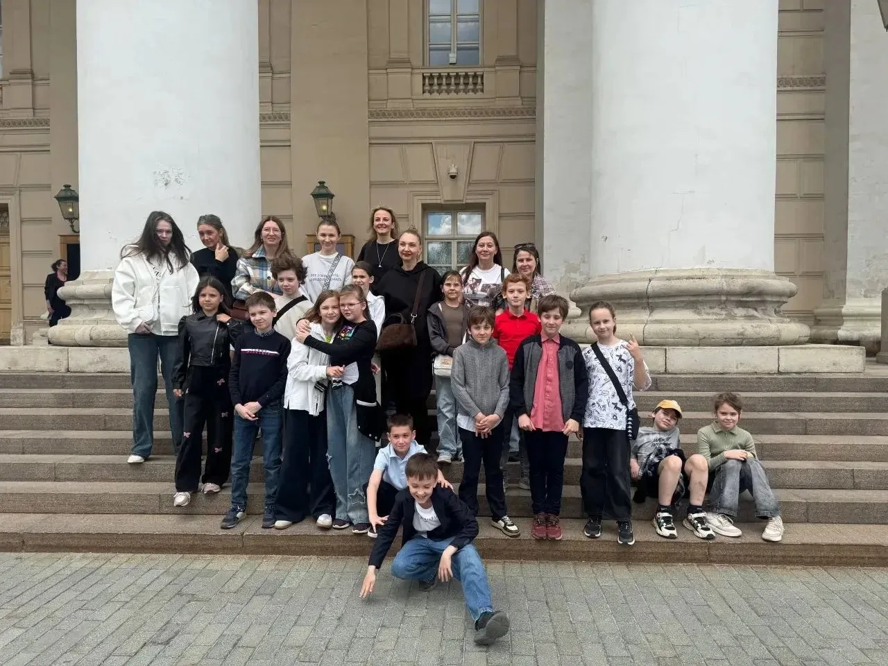 Закулисье Большого театра 🏛️  👣 Вчера ученики 3 класса «В» вместе с классным руководителем Юлией Ник