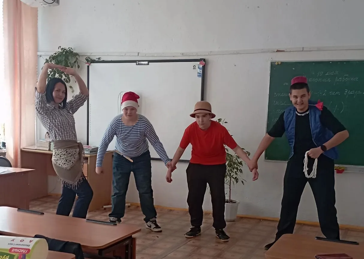 🎭19 мая (вторник) - День «Перевоплощений». Снимаем школьную форму и примеряем образы л...