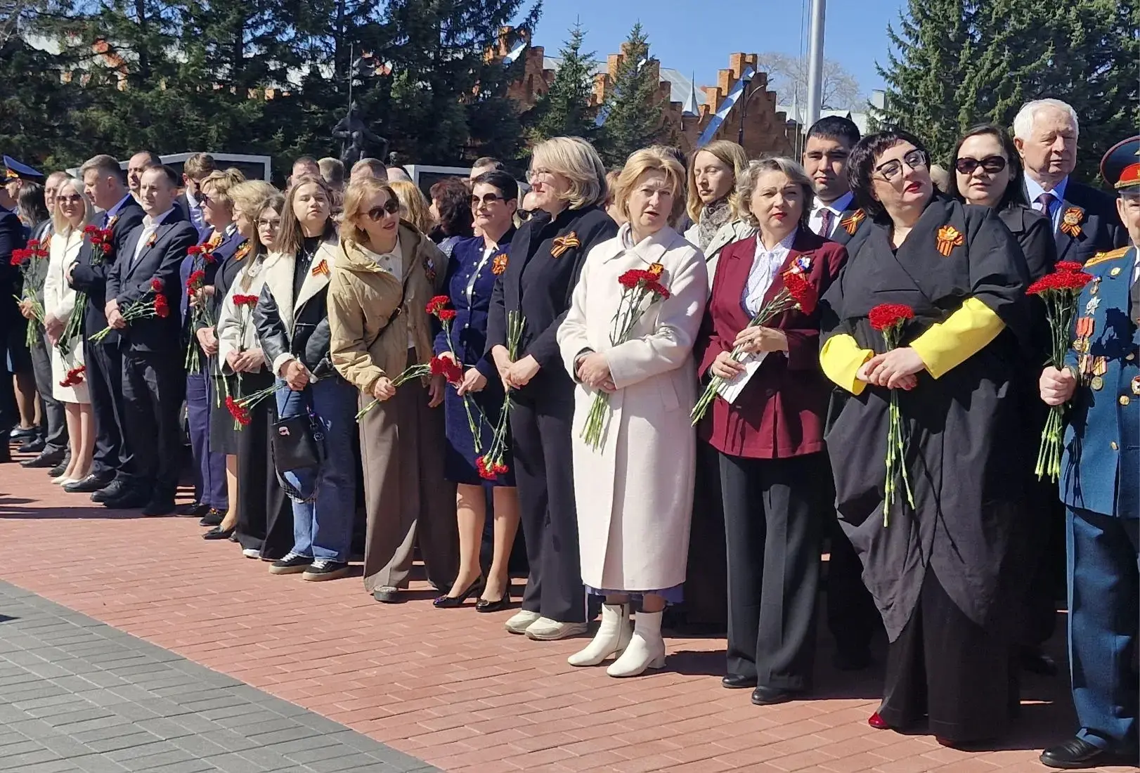 🌹Память, объединяющая поколения: сегодня состоялось церемония возложения цветов к памятнику воинам-а