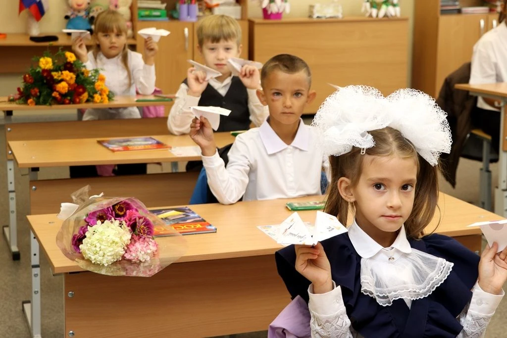 📚 Сегодня, в День знаний, учащиеся 11-го класса и первоклассники продолжили добрую тра...