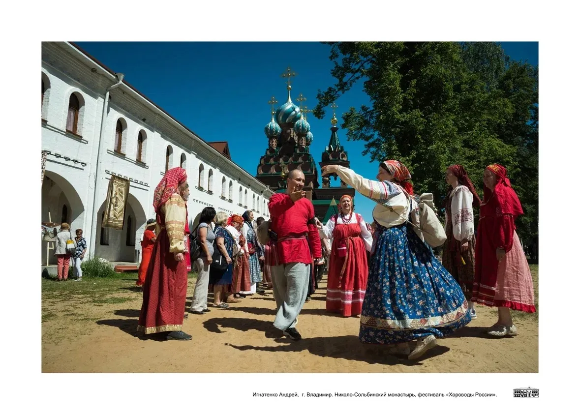 В Москве открылась уличная фотовыставка «Сила традиций: народы России»