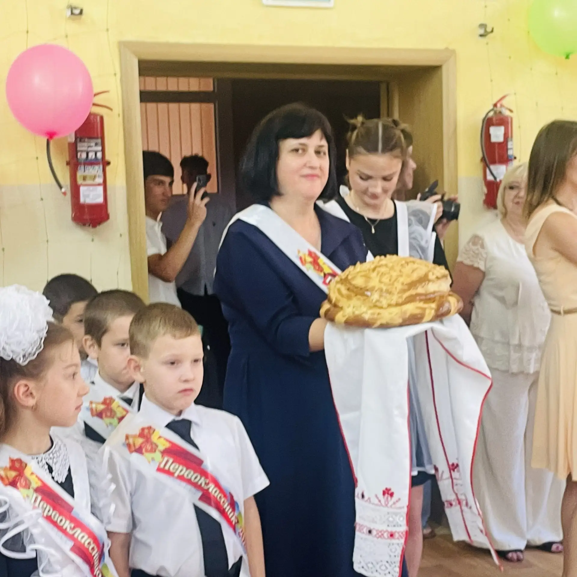 Сегодня в нашей школе прошла торжественная линейка, и воздух буквально звенел от волнен...