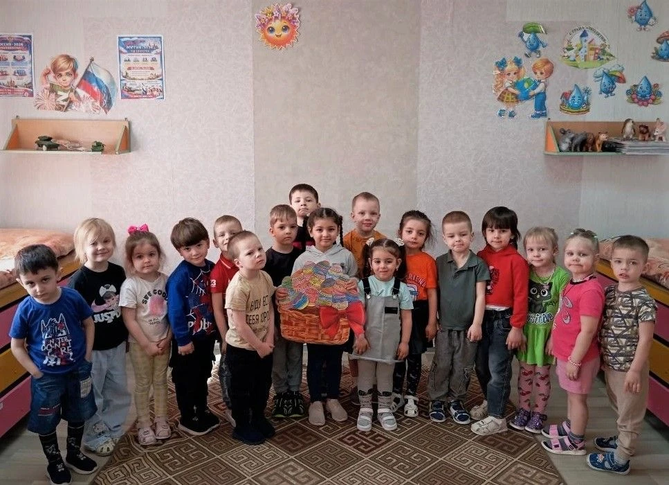 На пасхальной неделе воспитанники младшей- средней группы работали над коллективной творческой работ
