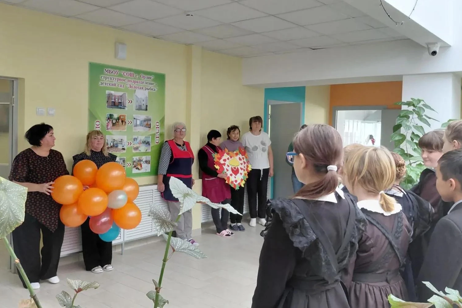 «Сердце из добрых слов»: шестиклассники поздравили воспитателей!