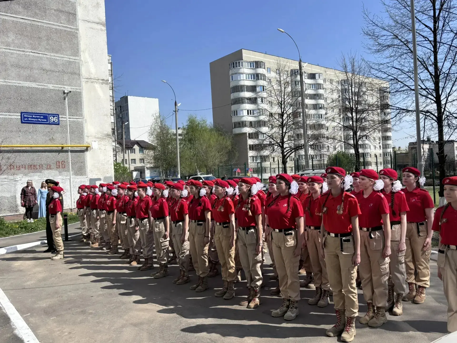 🎖️🌷 «Парад у дома Ветерана»: юнармейцы Казани поздравили фронтовиков с наступающим Дн...