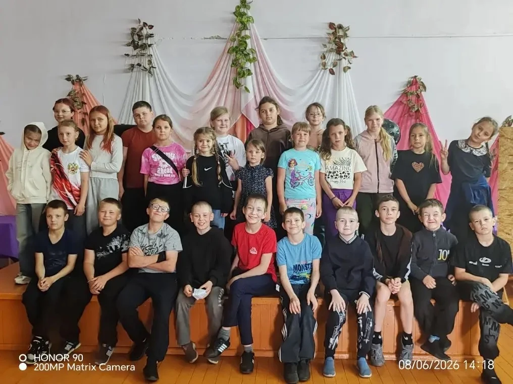 Сегодняшний день в лагере начался бодро — с зарядки. Ребята дружно вышли на площадку, потянулись, сд