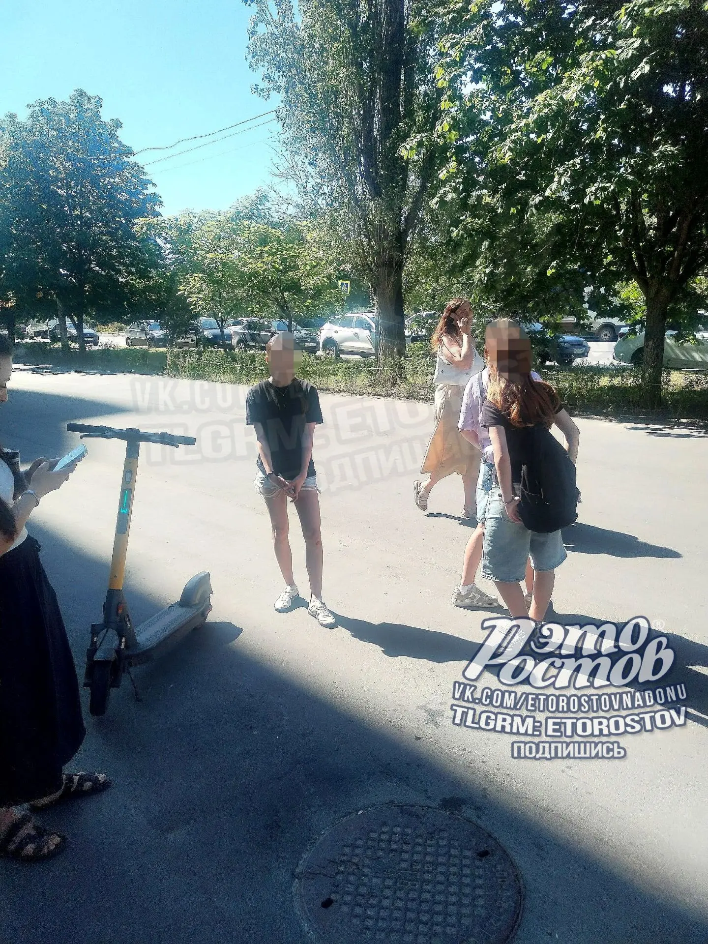 🛴«Три девочки на одном электросамокате сбили девушку на тротуаре на Комарова возле адм...