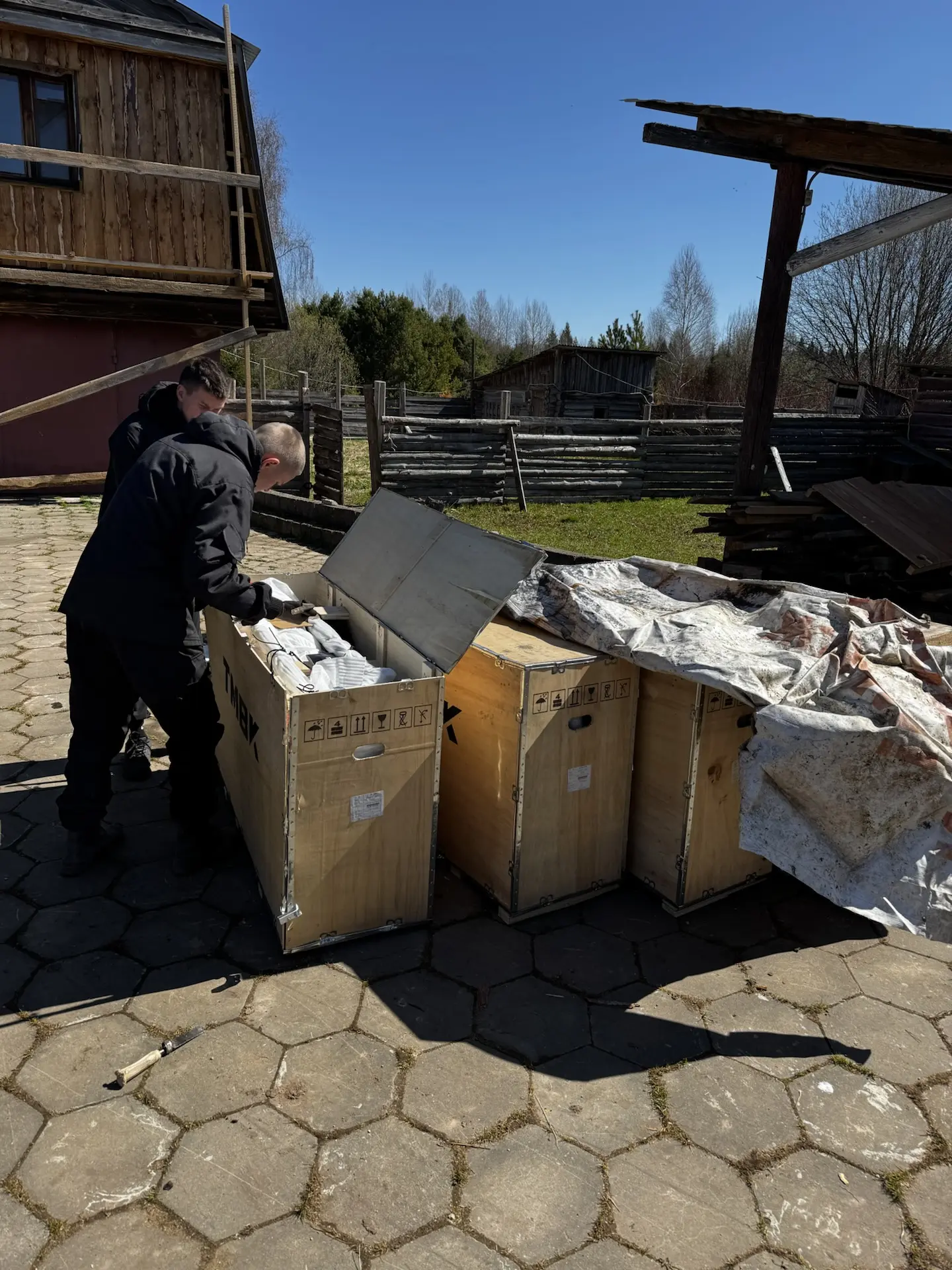 Сегодня весь день собирали мотоциклы у товарища на фазенде в Удмуртии.