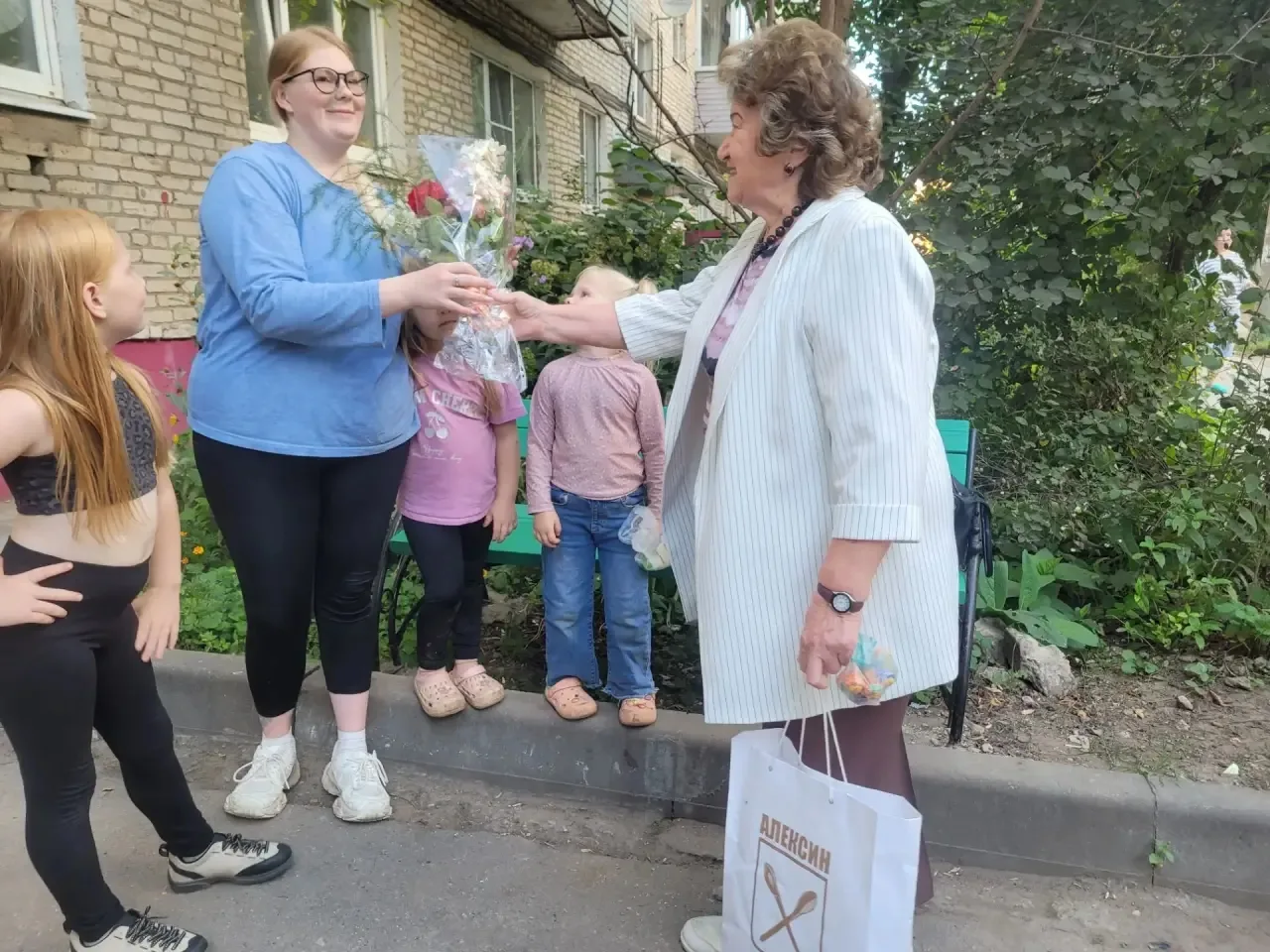 📸 Многодетную семью из Алексина поздравили с началом учебного года​