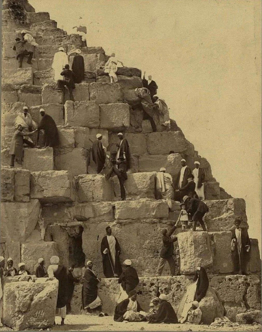 Восхождение на пирамиду Хеопса. Египет, 1870-1880 год.