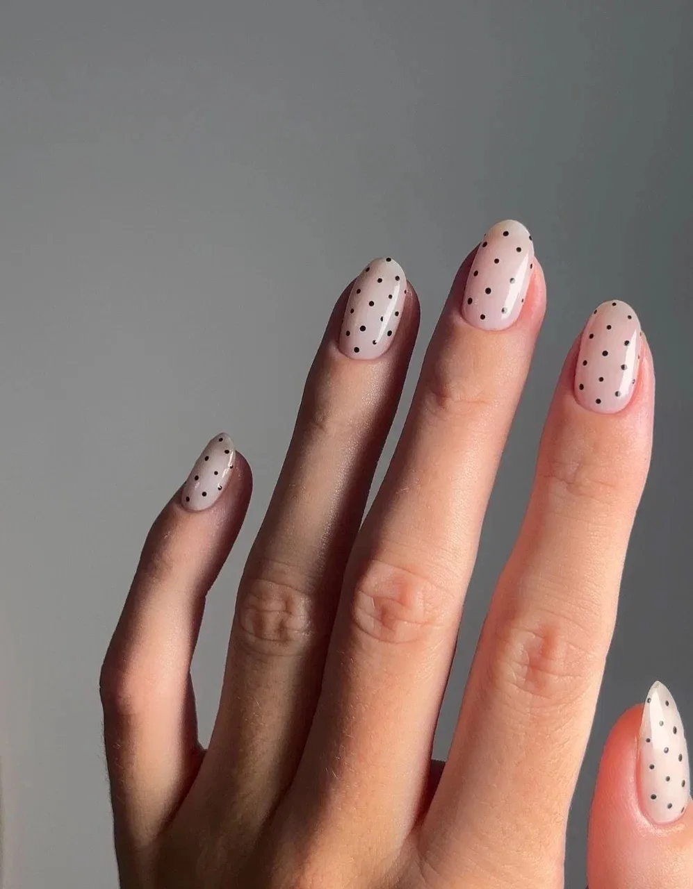 Как правильно сделать на ногтях трендовый горошек? 💅