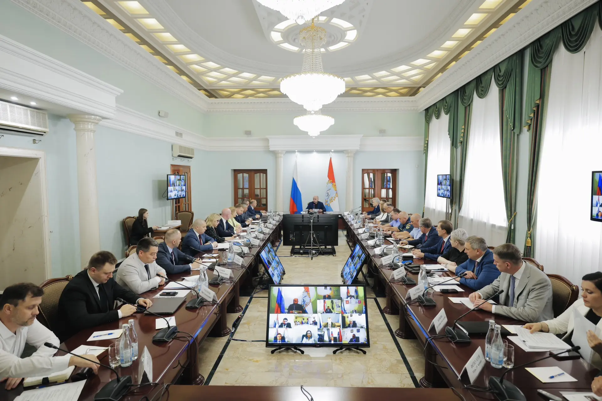 Совещание в областном правительстве начали с вопроса оказания помощи жителям региона, к...