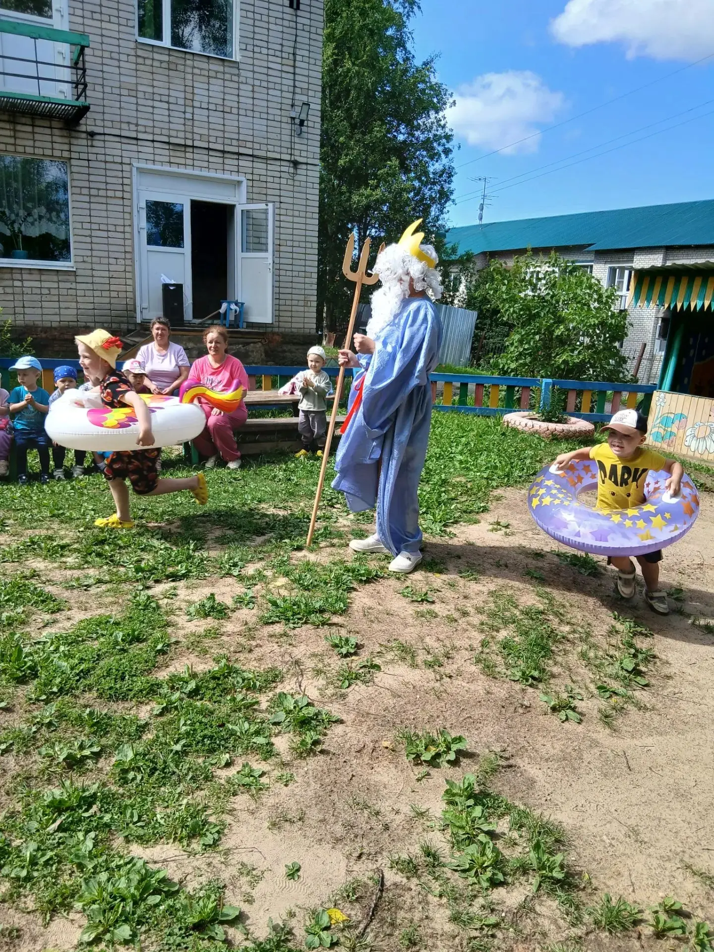 22 июня в детском саду прошёл традиционный весёлый праздник — День Нептуна! 🧜‍♂️🌊

Это настоящий в