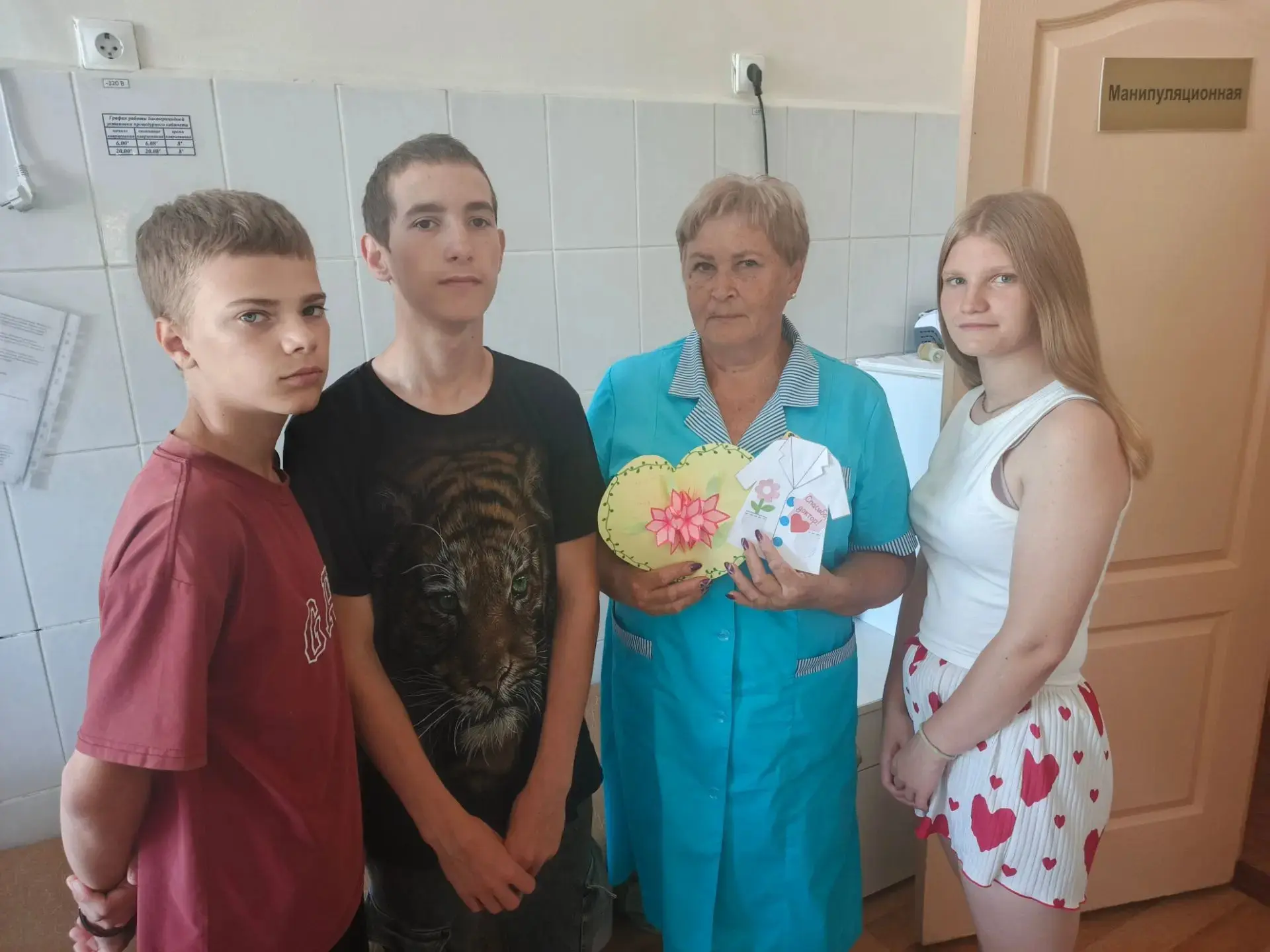 21 июня, в День медицинского работника, воспитанники старшей и младшей группы тепло поздравили Татья