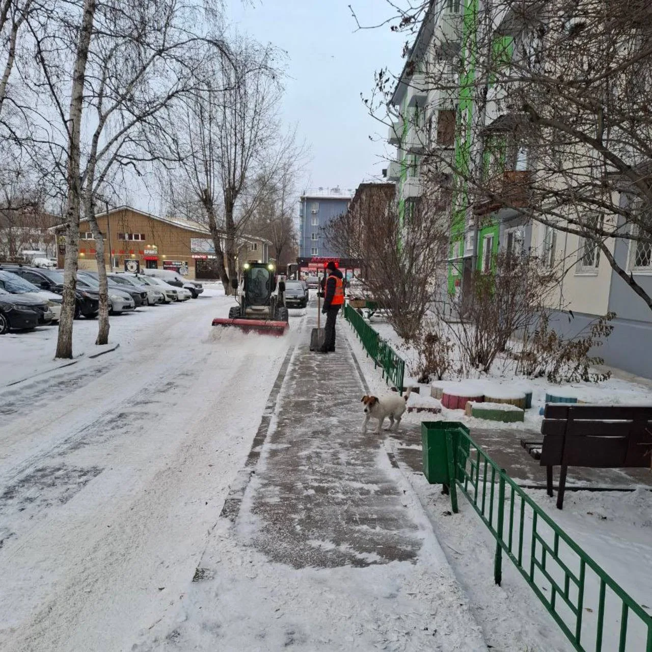 ❄️ Продолжаем уборку снега в Ленинском округе!   Наша команда дворников продолжает активную работу п