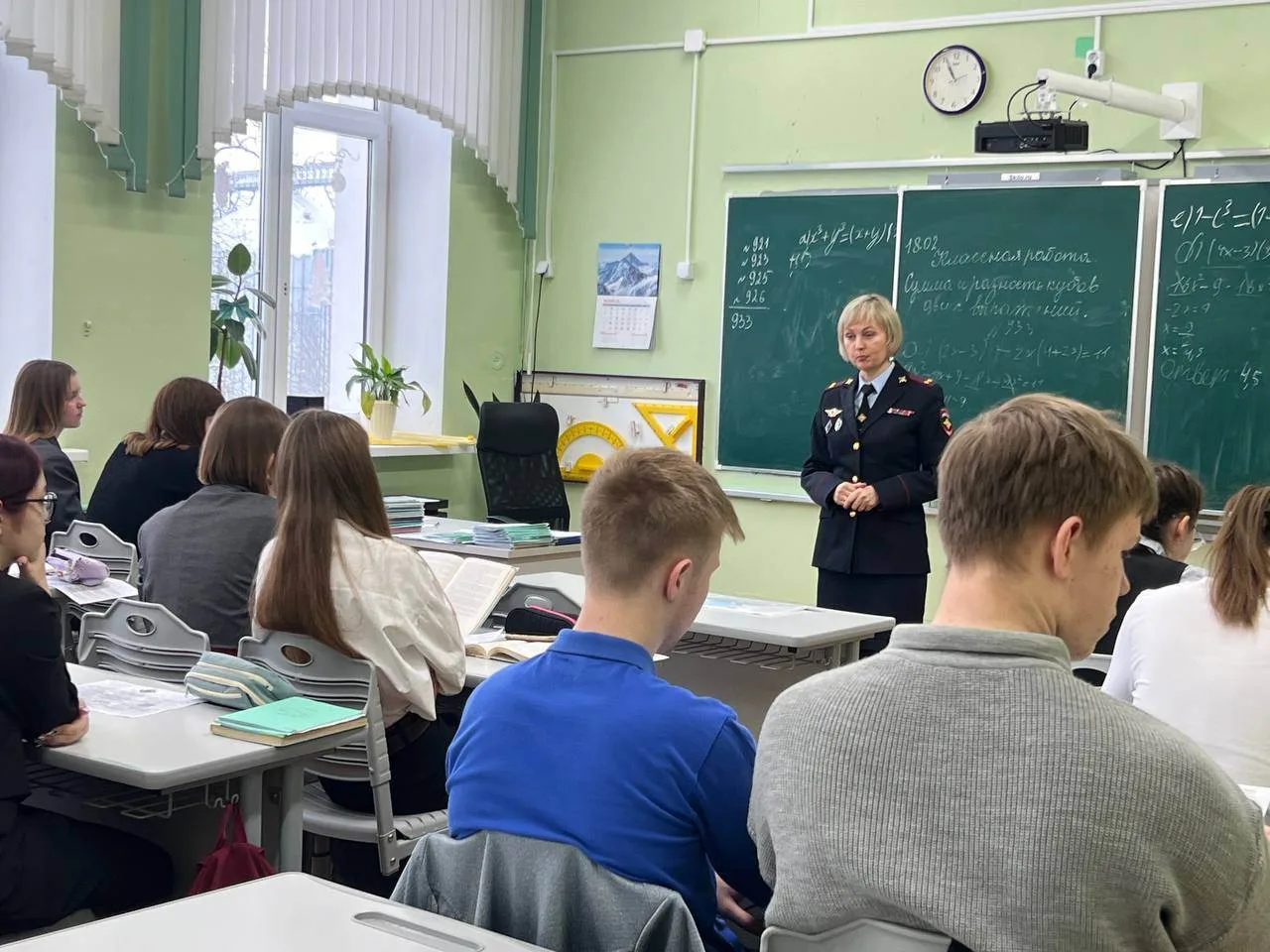 В гостях у школы – подполковник полиции Сегодня в нашей школе прошла интересная встреча. К нам приех