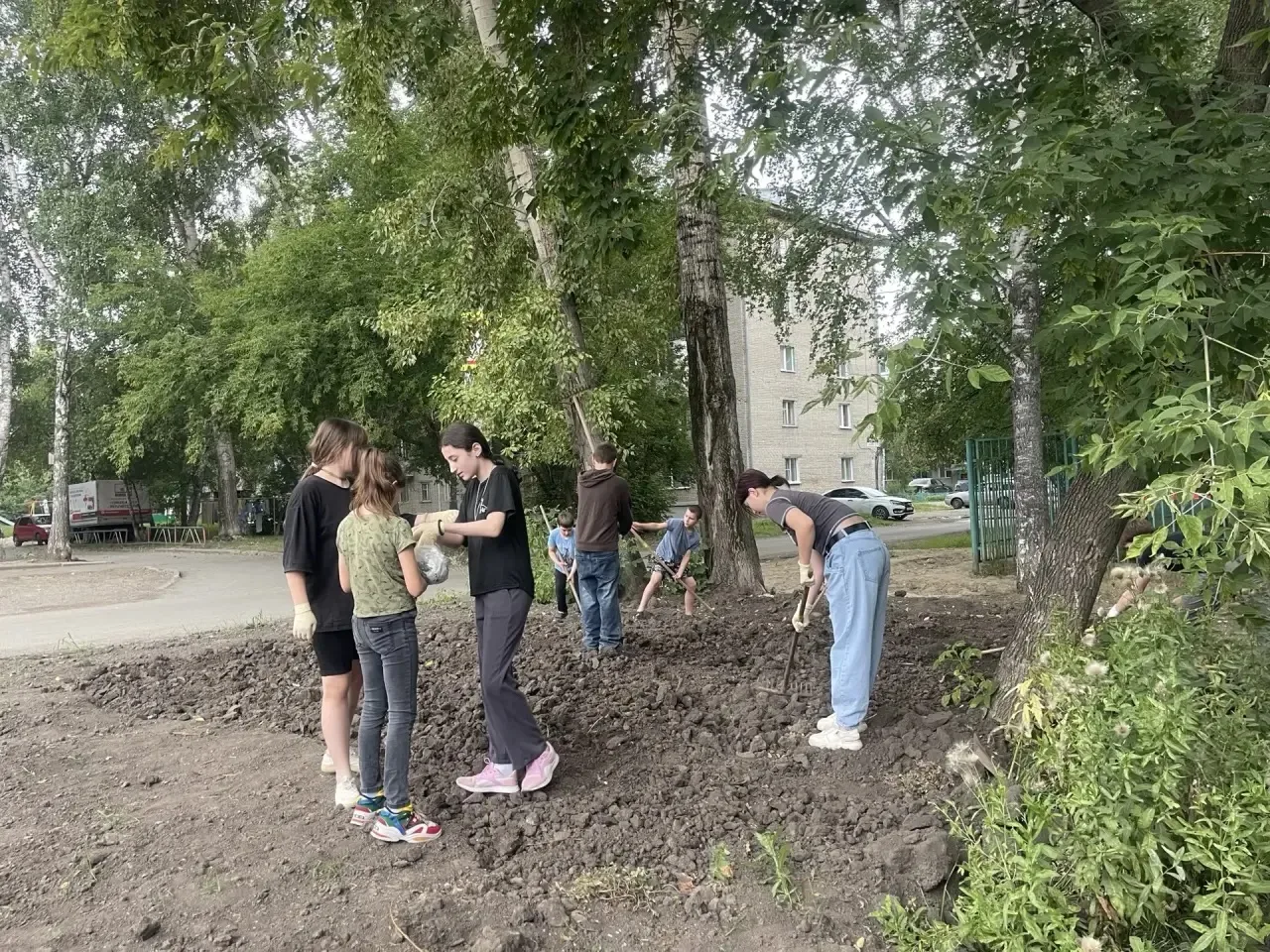 Воспитанники центра «Луч» с удовольствием помогли ТОС «АРЗ» ( под руководством Ягодкиной Е.В) в благ