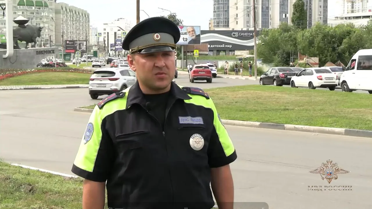 В Энгельсе полицейский спас грудного ребенка из заблокированного автомобиля.