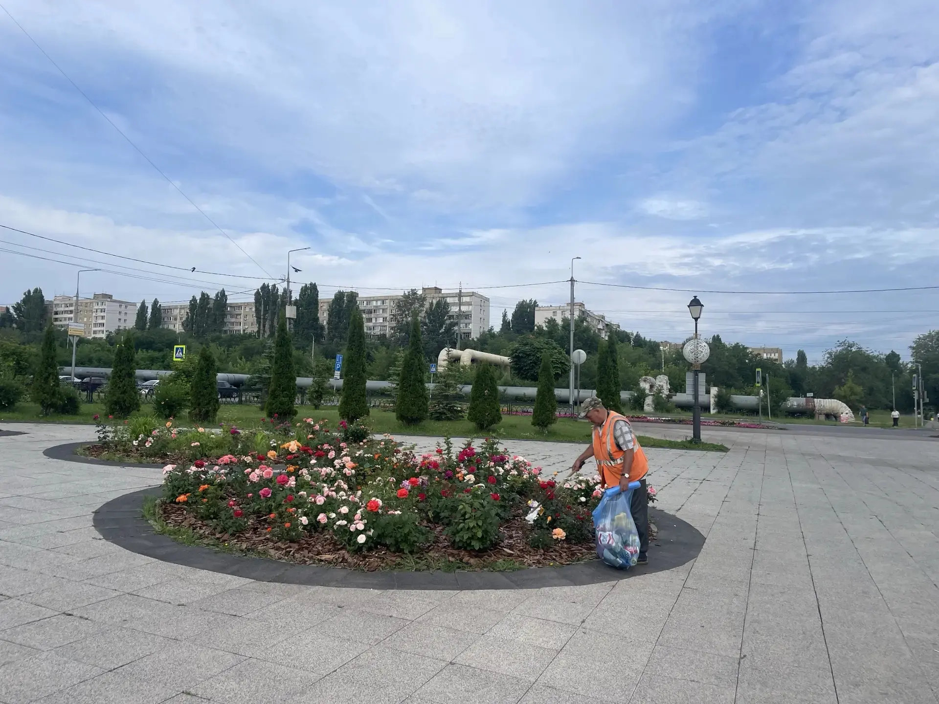 🧹 Продолжается уборка территории района 

В течение суток службой благоустройства проводились работ