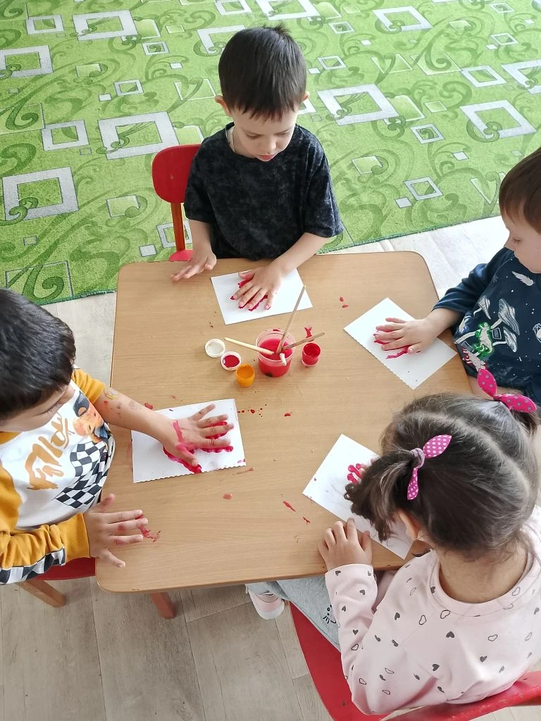 Мы рисуем рыбку в аквариуме ладошками