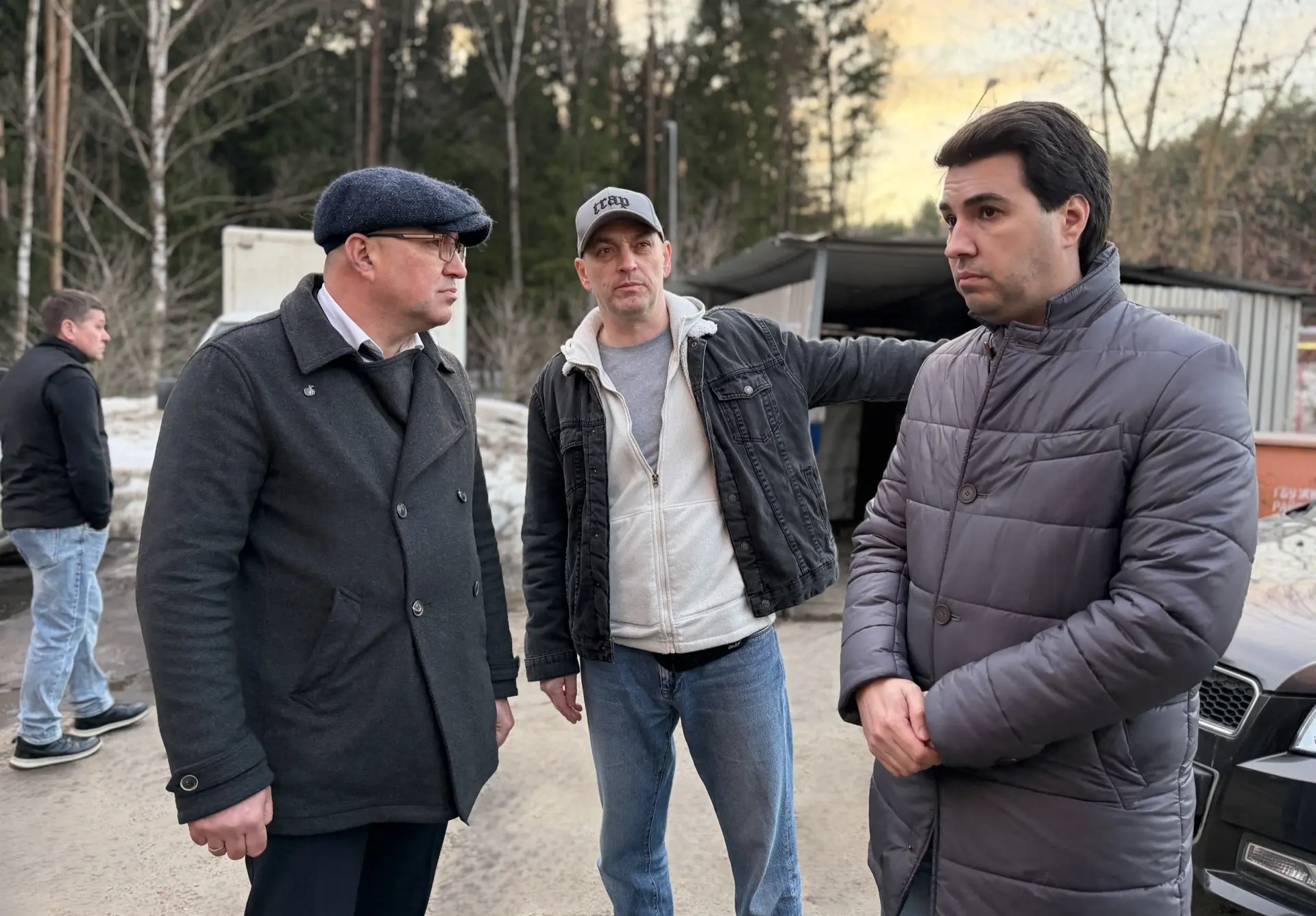 ✅Алексей Зотов провел обход в микрорайоне «В»    Глава управы района Троицк, совместно с жителями, с