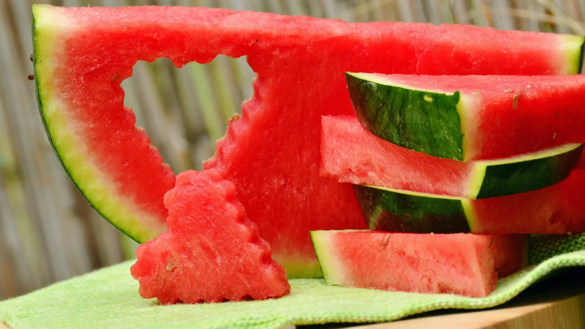 Арбузный сезон стартует через два дня 🍉

С 1 августа в Петербурге начнут работать 86 официальных то