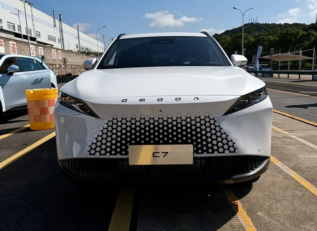 Omoda C7 против Haval F7 и Geely Atlas: эксперт «За рулем» протестировал новый китайский кроссовер с