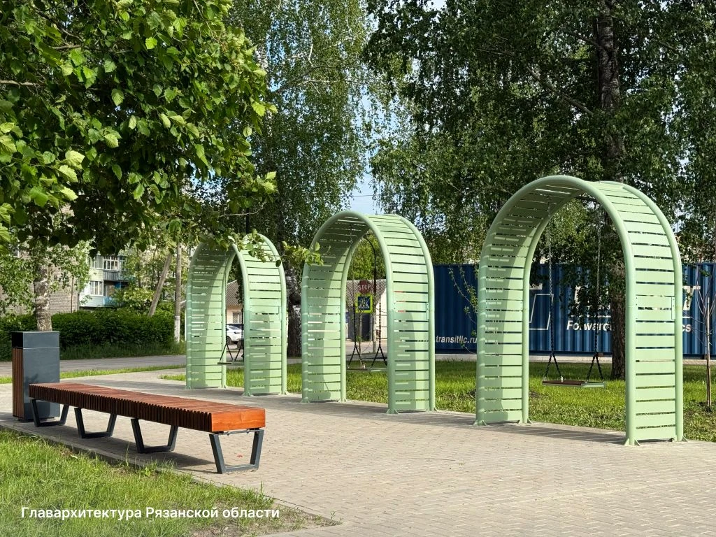 Хочется показать ещё одну зону из Центрального парка в Кораблине — с качелями и скамейк...
