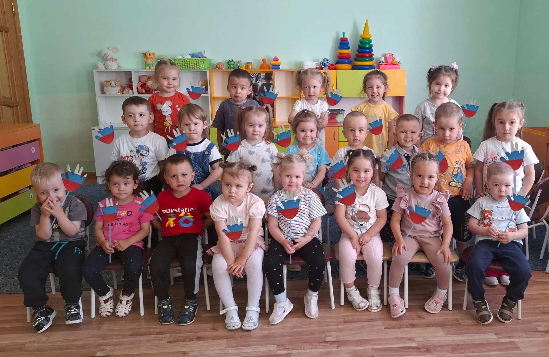 Я узнал, что у меня
Есть огромная семья
И тропинка и лесок
В поле каждый колосок
Речка, небо голубое