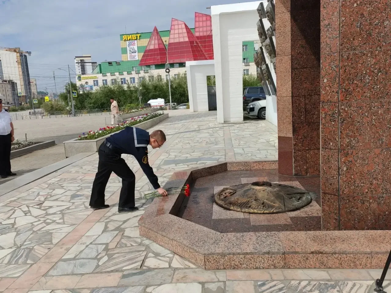ПРЕКЛОНЯЯ ГОЛОВЫ...

Каждому поколению россиян достаются нелегкие времена, когда приходится отстаива