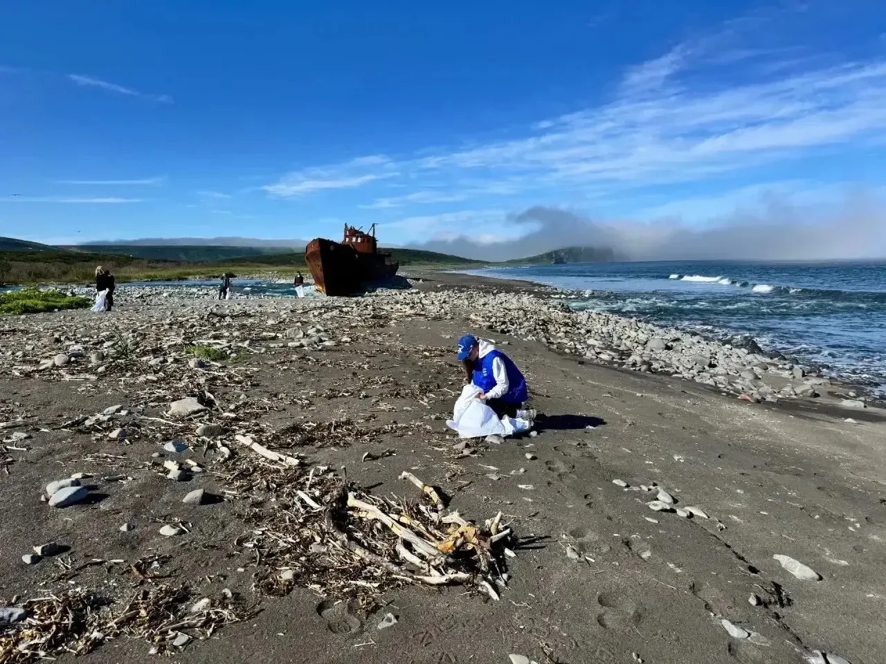 🌊 В Томаринском районе прошёл субботник в рамках акции «Вода России»