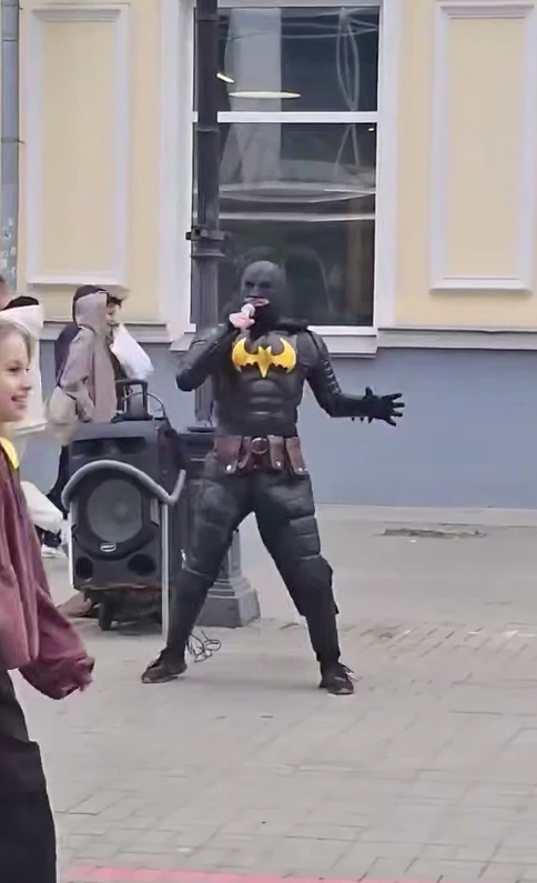 🦇 Бэтмен спел «Седую ночь» в центре Кирова 
 
На днях на одной из центральных улиц города заметили 