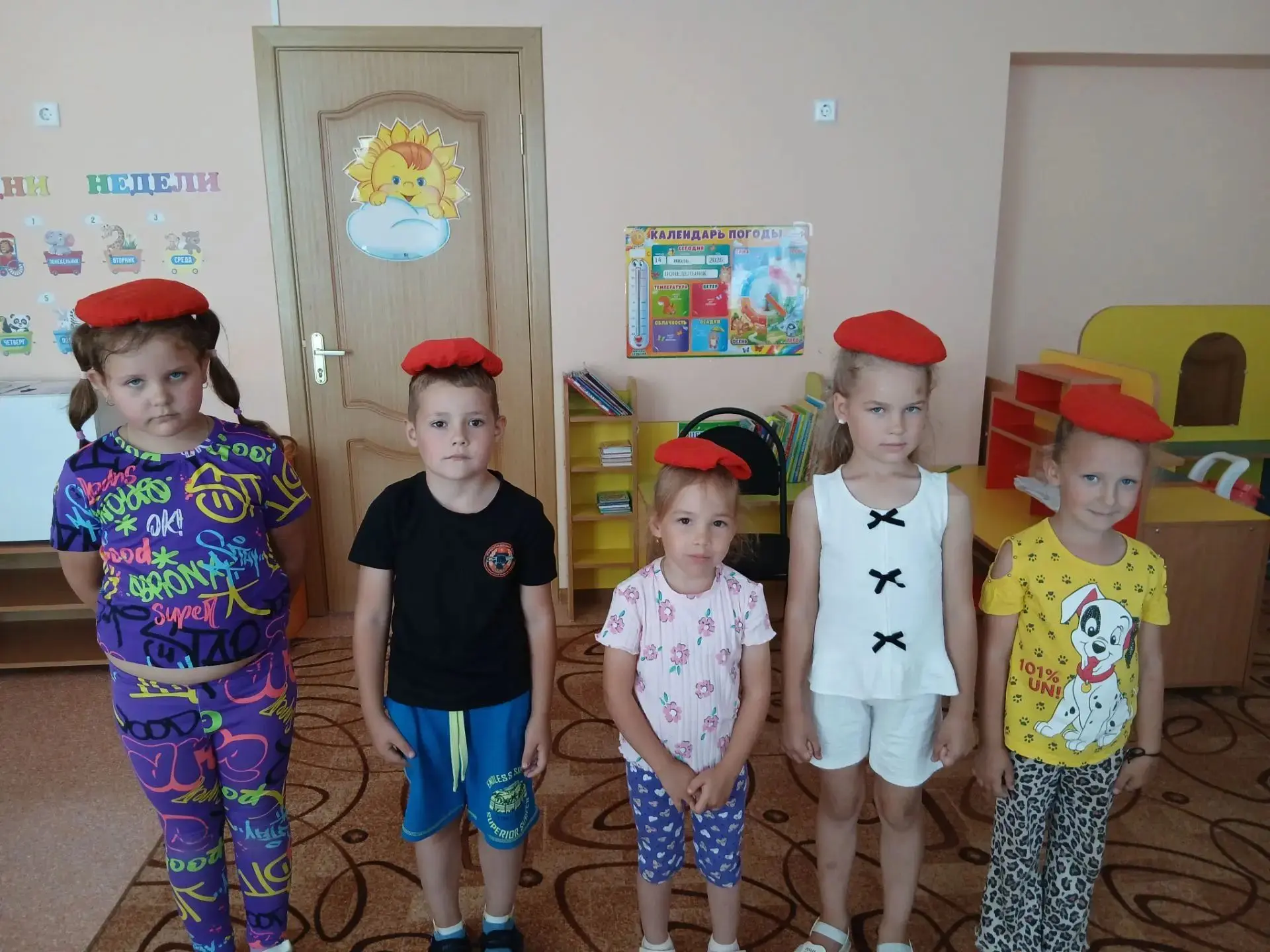 Он и желтый и сыпучий,во дворе насыпан кучей,если хочешь можешь брать и в куличики играть!
