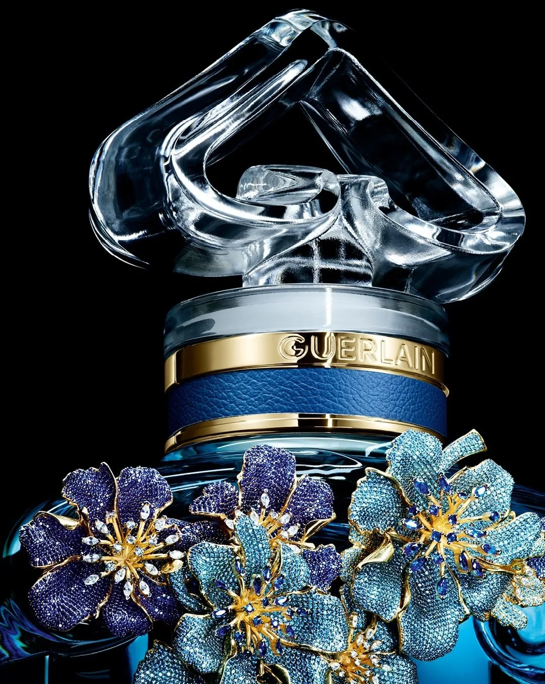 Guerlain вместе с ювелирным дизайнером Бегюм Хан украсили флакон нового L'Heure Bleue. ...