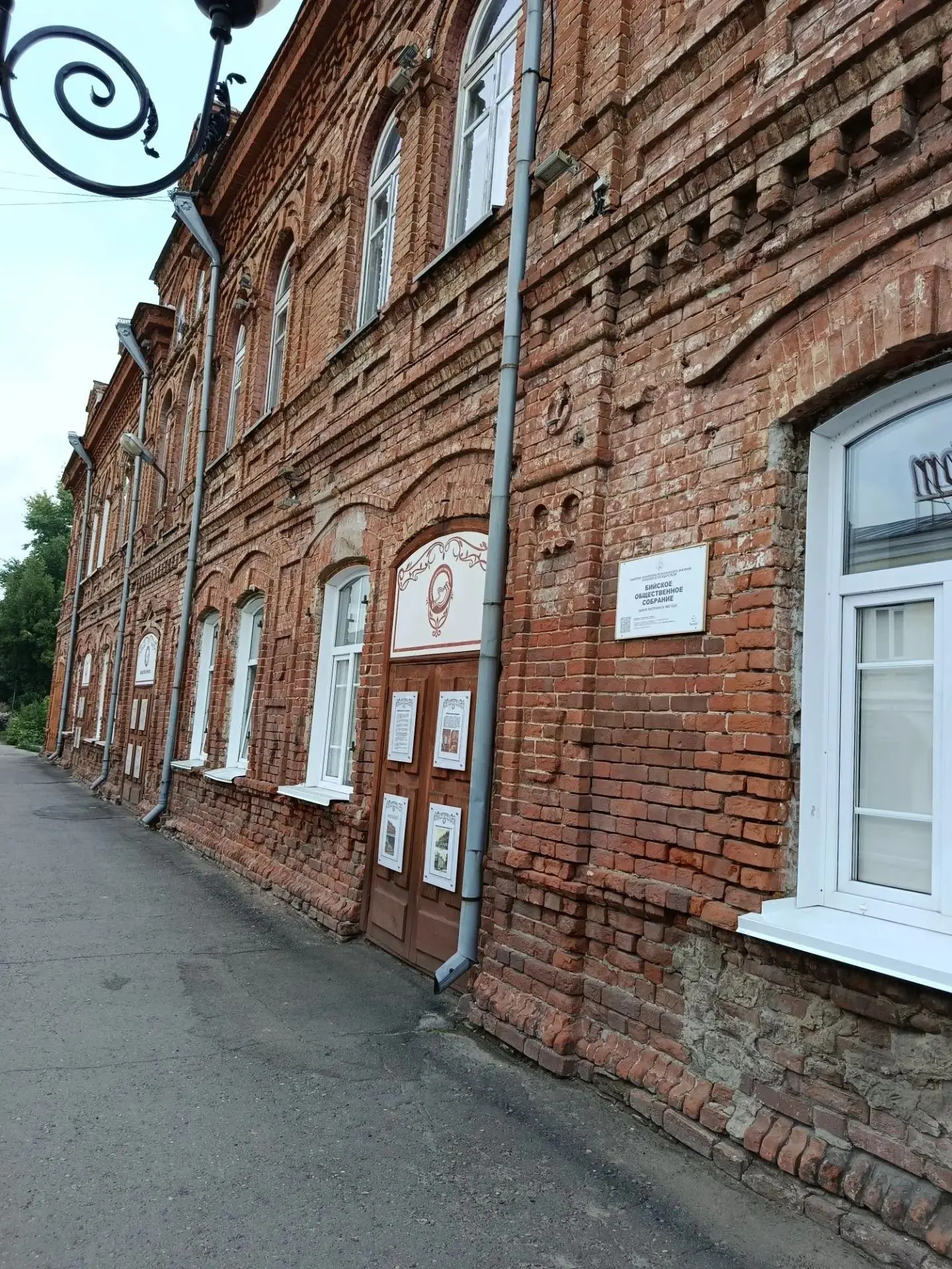Творчески подошли к делу в Доме детского творчества! 
Разместили на дверях информационные таблички с
