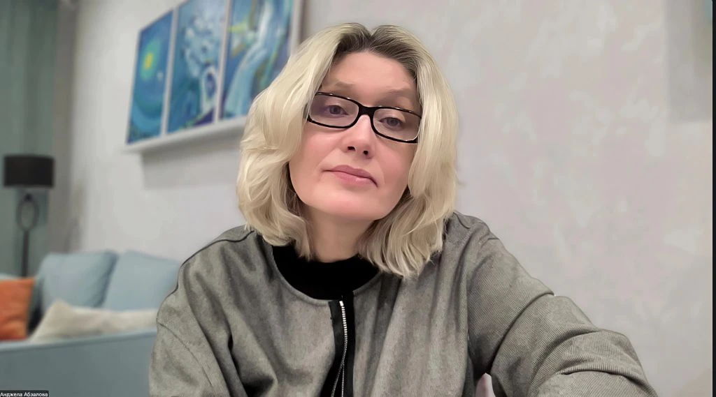 Клиент сказала: «Я чувствую, что должна демонстрировать рост». Слово «рост» было произн...