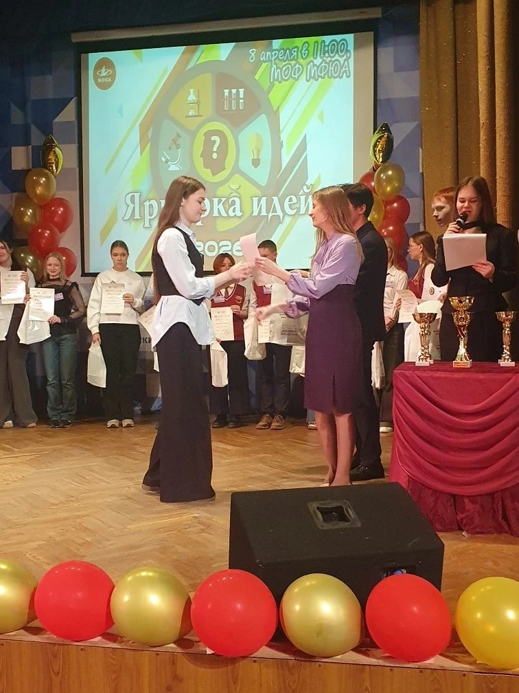 ⚡️Левитирующие над дорогой поезда, которыми движет сила магнитов, литературный отель с номерами, офо