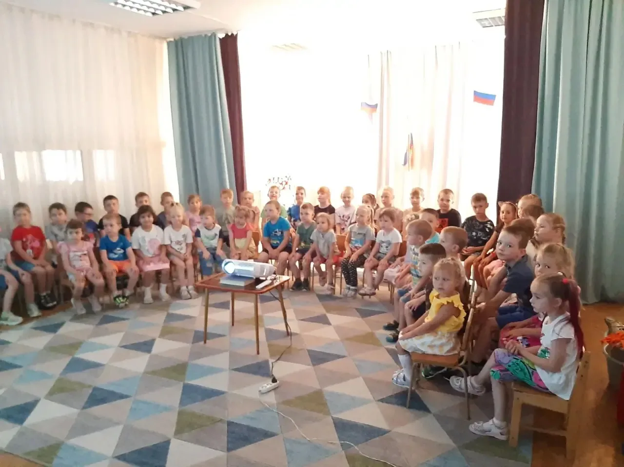 Сегодня в нашем саду необычный день. С самого утра в музыкальном зале прошёл просмотр фильма "Бессме